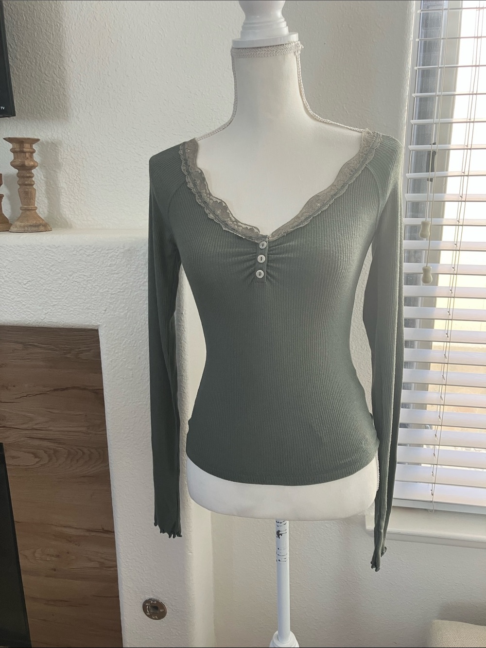 BDG green women’s top sleeves with lace detail.